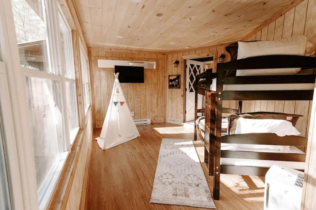 Cabin With Treehouse Views, 3 King Beds, 4 Bunks, And Large Hot Tub! Гетлинбург Екстериор снимка