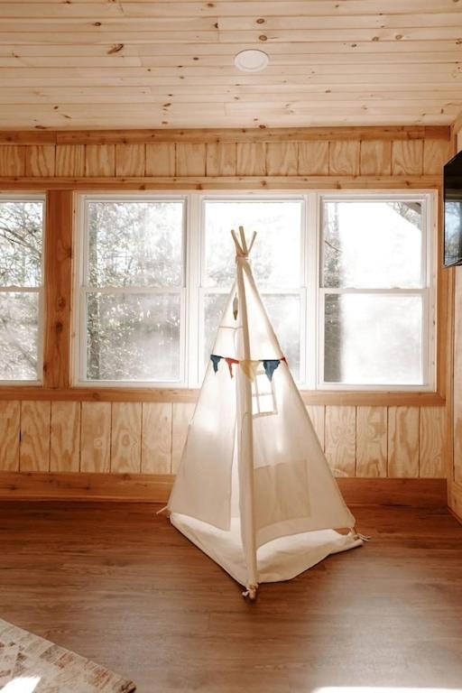 Cabin With Treehouse Views, 3 King Beds, 4 Bunks, And Large Hot Tub! Гетлинбург Екстериор снимка